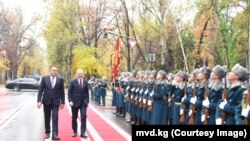 Сулейман Сойлу (оңдо) менен Улан Ниязбеков.  8-ноябрь, 2022-жыл.  
