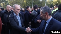 Роберт Кочарян (слева).