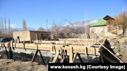 Токтоп турган курулуштар.  Ак-Сай айылы, Баткен облусу. Ноябрь, 2022-жыл.