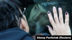 یک سرباز وظیفه روس در حال خداحافظی از پشت شیشۀ قطار