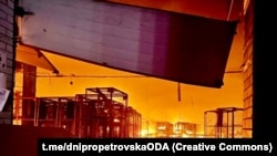 У Дніпрі безпілотники поцілили у логістичне підприємство, спалахнула пожежа