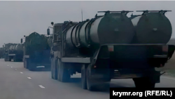 За повідомленнями жителів Керчі, останніми днями російські військові колони перекидають через місто вдень та вночі (ілюстраційне фото)