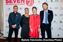 (Зліва направо) Андерш Орн, директор програм, Шведський Інститут, міністр культури і демократії Швеції Еліс Бах Кунке, продюсер світового туру «Сім» Хедда Сйогрен, посол Швеції в Україні Андреас фон Бекерат. Київ, 26 березня 2015 року