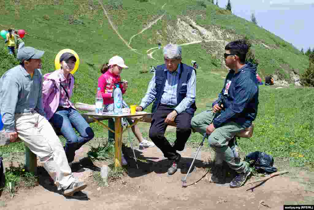 Среди участников акции был общественный деятель Мэлс&nbsp;Елеусизов, председатель экологического союза &laquo;Табигат&raquo; (второй справа). Он пришел с сыном (справа от него) и&nbsp;внучкой (слева от него).&nbsp;