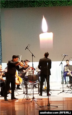 Бахрам Долыев (скрипка), дирижер Довлетмаммед Окдиров