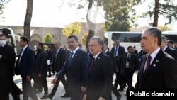 Президент Кыргызстана Садыр Жапаров, президент Узбекистана Шавкат Мирзиёев, председатель Халк Маслахаты Туркменистана, экс-президент Гурбангулы Бердымухамедов вместе с другими главами государств приняли участие в посадке деревьев. Узбекистан, Самарканд, 11 ноября 2022 года 