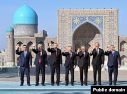 Gurbanguly Berdimuhamedow (sagdan üçünji) Türki döwletler Guramasynyň Samarkantda geçen sammitine gatnaşýar. 2022-nji ýylyň 11-nji oktýabry.