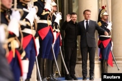 Президент Франції Емманюель Макрон вітає президента України Володимира Зеленського, який прибуває на зустріч до Єлисейського палацу. Париж, Франція, 3 вересня 2025 року