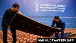 کارگران در حال آماده‌ساختن محل نشست‌ها و دیدارها در هتل ریکسوس آستانه هستند