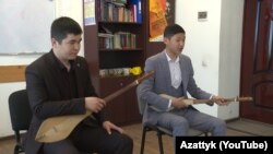 Шакирттери Темирбек Матыбаев жана Элмирбек Иманалиев.