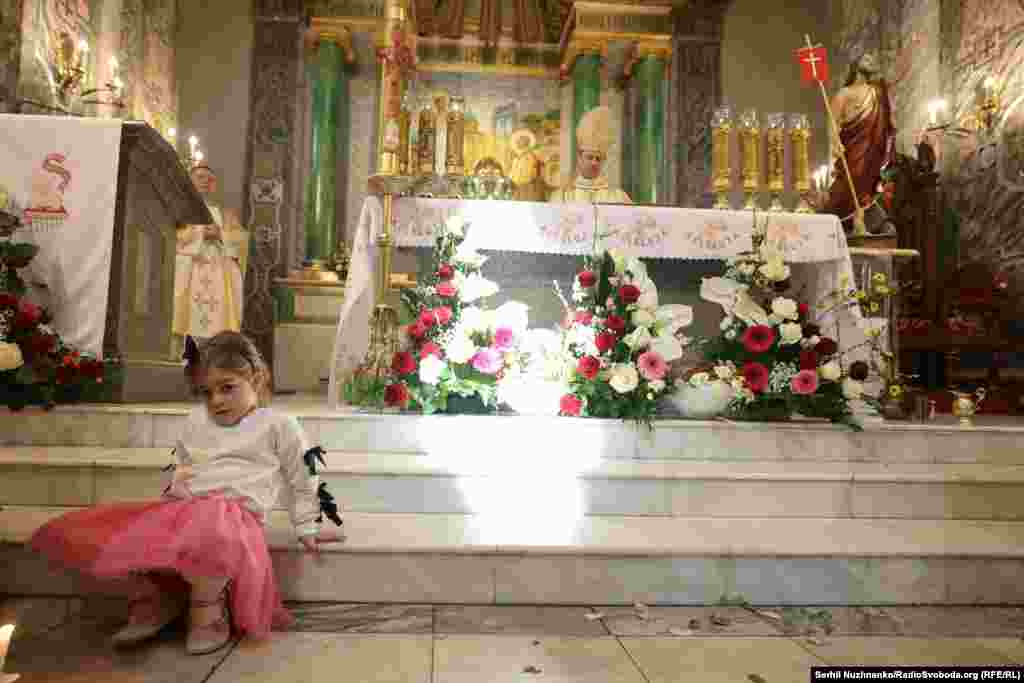 Дівчинка у Катедральному соборі Святого Олександра