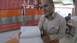 Філёляг з Ірану чытае на фарсі клясыкаў