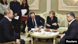 «Нормандська четвірка»: (справа наліво) тодішні президент України Петро Порошенко, канцлер Німеччини Анґела Меркель, президент Франції Франсуа Олланд і президент Росії Володимир Путін. Мінськ, 11 лютого 2015 року