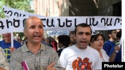 Демонстранты протестую возле входа в зал заседаний правительства, Ереван, 9 июня 2010 г.
