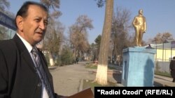 Рустам Аламхонзода дар пояи ҳайкали Ленин