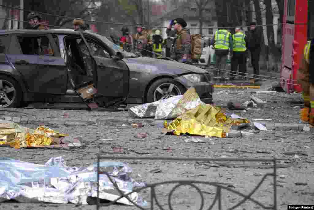 Целы загінулых на вуліцах Сумаў. Кіраўнік Сумскай абласной адміністрацыі паведаміў, што больш за ўсё людзей загінулі ў тралейбусе. У той час, калі Расея нанесла ўдар па горадзе, шмат хто вяртаўся з царквы, адзначыў ён.