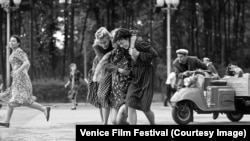 Кадр із фільму «Дорогие товарищи!»