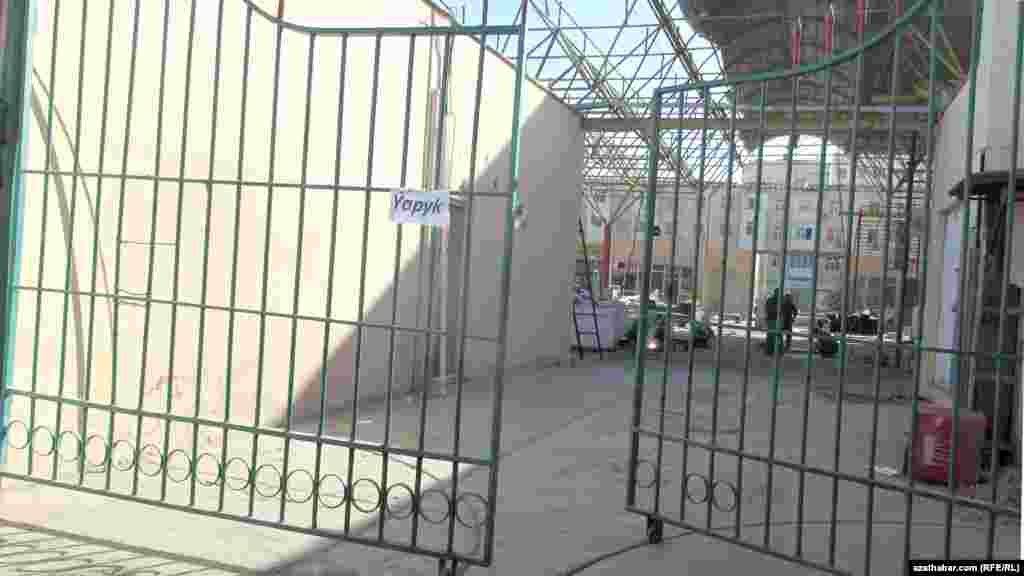 Bazaryň günbatar tarapyndaky derwezesi.