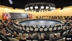 На саммите НАТО в Лиссабоне, как и ожидалось, Грузия опять получила “гарантии” о готовности альянса принять ее в будущем в свои ряды