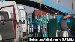 Автотранспорт и граждане у пропускного пункта на границе Казахстана и Кыргызстана. 10 октября 2017 года.