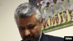 علی آبادی، رییس سازمان تربیت بدنی و معاون احمدی نژاد، مصر است که در انتخابات ریاست فدراسیون فوتبال هم شرکت کند.