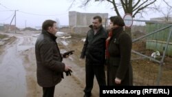  Гаварыпраўдаўцы ў роздумах, ці ісьці на будаўнічую пляцоўку (лідэр «Гавары праўду» Андрэй Дзьмітрыеў, зьлева былая кандыдатка на прэзыдэнта Тацяна Караткевіч. Наводдаль — будучы вылучэнец у Палату прадстаўнікоў Пётар Шымбалёў)