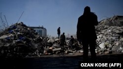 За оцінкою міністра довкілля Мурата Курума, землетрус зруйнував або пошкодив 24 921 будівлю в регіоні