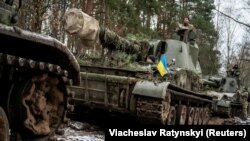 Українські військовослужбовці на навчаннях збройних сил на кордоні з Білоруссю, на тлі нападу Росії на Україну. Неподалік Чорнобиля, 2 лютого 2023 року, ілюстративне фото