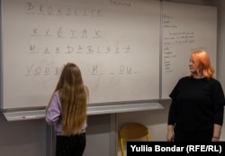 Урок чеської мови для українських дітей, які виїхали з України через повномасштабне вторгнення, Прага, січень, 2023 рік