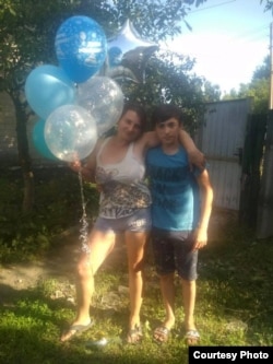 Ігор Чечінов з мамою Оксаною Савюк. Фото з особистого архіву родини