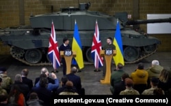 Президент України Володимир Зеленський (ліворуч) і премʼєр-міністр Великої Британії Ріші Сунак під час пресконференції на військовій базі Bovington Camp, де проходять навчання українські військові, 8 лютого 2023 року