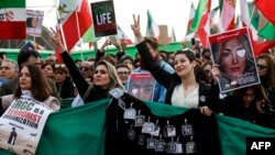 تجمع مخالفان جمهوری اسلامی در همبستگی با جنبش «زن، زندگی، آزادی» در پاریس، پایتخت فرانسه همزمان با سالگرد انقلاب ۵۷ و مراسم حکومتی ۲۲ بهمن