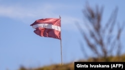 21 вересня в уряді Латвії заявили, що це особи, які не подали документи на продовження посвідки на постійне проживання або не зареєструвалися на іспит з латиської мови до 1 вересня