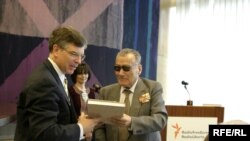 Rahym Esenow AÝ/AR-nyň ýolbaşçysy Jeff Trimble "Baýram han" romanyny sowgat berýär. Praga, 13-nji iýun, 2006. 