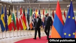 Премьер-министр Армении Никол Пашинян и президент Европейского совета Шарль Мишель, Брюссель, 14 декабря 2021 г.
