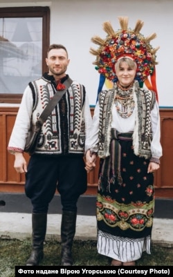 Донька і зять Віри Угорської у давньому строї. Фотографія з різницею у 90 років