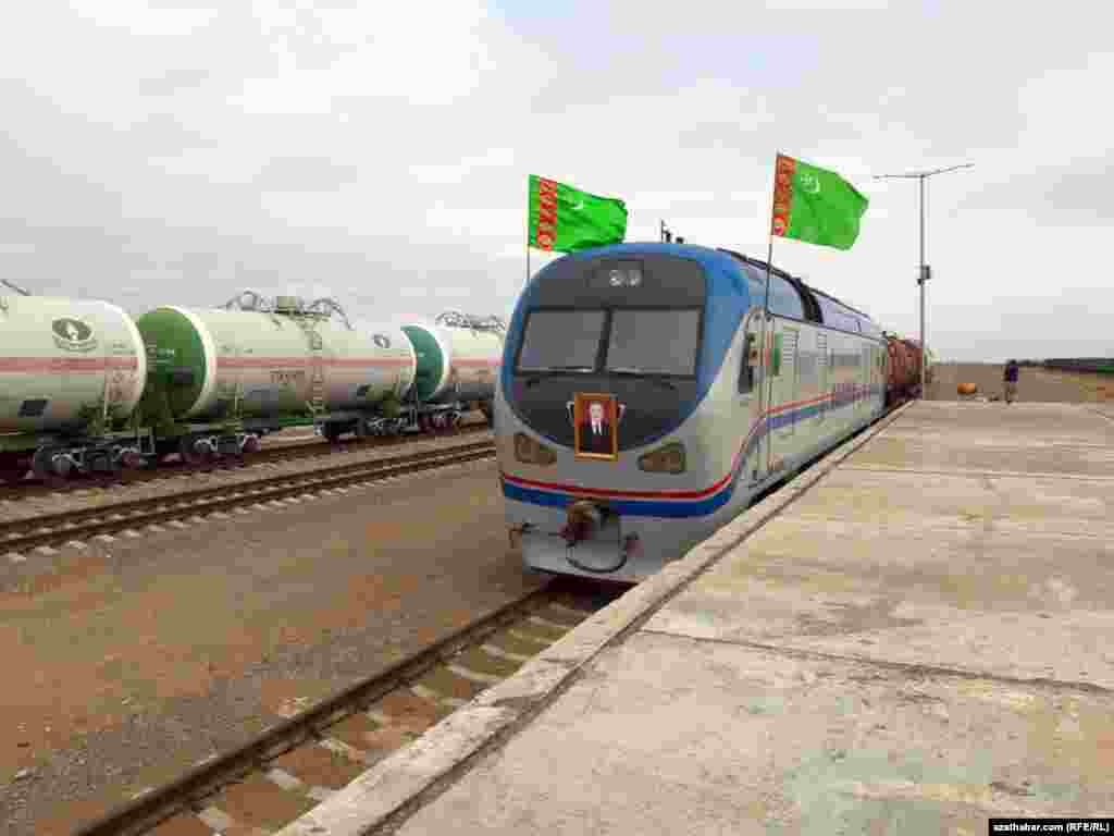 Нефтепродукты доставлены железнодорожным транспортом.