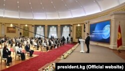 Студенттерге президенттик стипендяларды тапшыруу аземи. Бишкек. 14-декабрь  2021-жыл.  