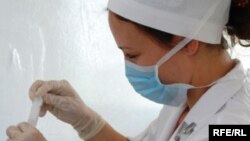 Türkmenistanda COVID-19 aladalarynyň fonunda lukmanlaryň arasynda keselçilik artdy we ölüm ýagdaýlary boldy. 