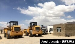 Макс Сегиелскинин (оңдо) орус падышачыл армиясынын баскынчылыгын изилдеп, Мургапка келген кези.