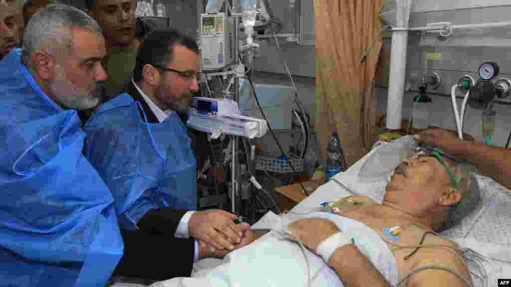 Лидер Хамас в секторе Газа Исмаил Хания и премьер-министр Египта Хишам Кандил в больнице &quot;Аль-Шифа&quot; в Газе, куда привозят пострадавших в результате авианалетов израильской армии