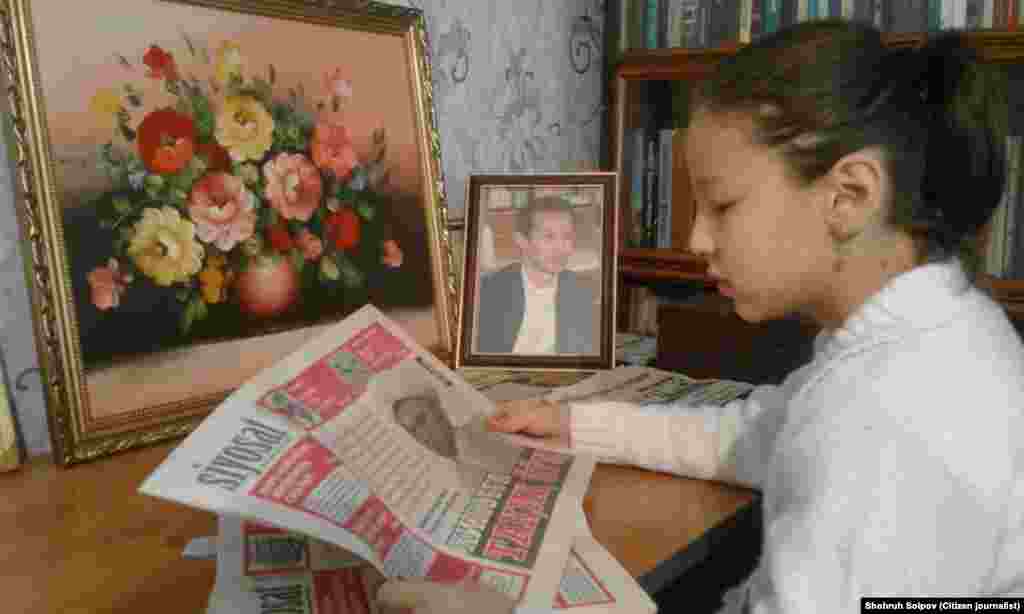 Алишерди атып кетишкенде кызы Зулайка эки айлык эле. Азыр 10 жашта. Атасы чыгарган &quot;Сиёсат&quot; гезитин карап отурат.&nbsp;