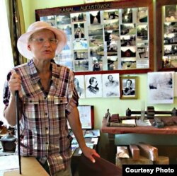 Любоў Іванаўна Зажэцкая — дырэктарка і заснавальніца прыватнага музэя Аўгустоўскага канала, што ў вёсцы Нямнова на Гарадзеншчыне. Ліпень 2015.