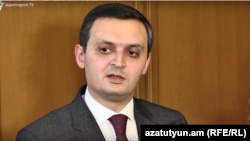 Замминистра финансов Арман Погосян беседует с журналистами, Ереван, 1апреля 2019 г.