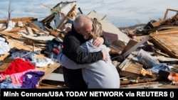  Кентуккинин Доусон Спрингс шаарчасынын тургундары, 11-декабрь 2021-жыл.