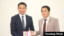 Маданият, маалымат, спорт жана жаштар саясаты министри Азамат Жаманкулов жана "Азаттыктын" кабарчысы Максат Жангазиев.