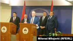 Բոսնիայի Սերբական հրապետությունում իշխող կոալիցիայի պատգամավորներ Նենադ Ստևանդիչը (ձախ), Դրագան Չավիչը (կենտրոնում) և Միլորադ Դոդիկը, ԲՀ Նախագահության անդամ (աջից) մամուլի ասուլիսի ժամանակ