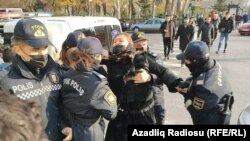 Ոստիկանները բերման են ենթարկում ակտիվիստներին, Բաքու, 11-ը դեկտեմբերի, 2021թ.