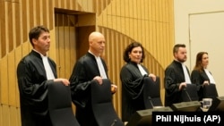 Нидерланд сотунда төрагалык кылган судья Хендрик Стенхейс (сол жактан экинчи)