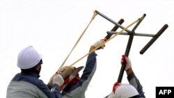 Ynamly çeşmäniň wakanyň bolan ýerinde, gurluşykda işleýän bir ýigidiň sözlerine salgylanyp aýtmagyna göra, çaknyşygyň sebäbi hytaýlylar ýerli gurluşykçylary äsgermeýärler.